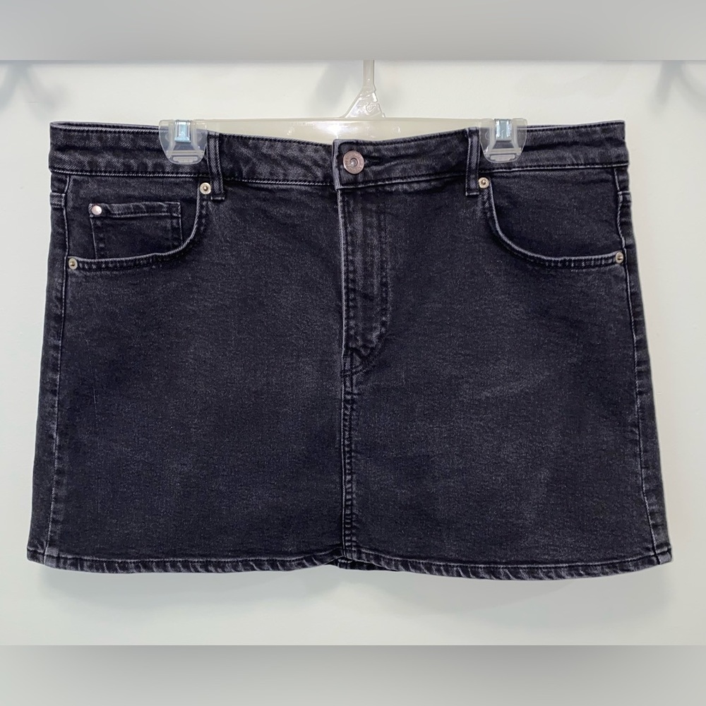 H&M BLACK JEAN SKIRT